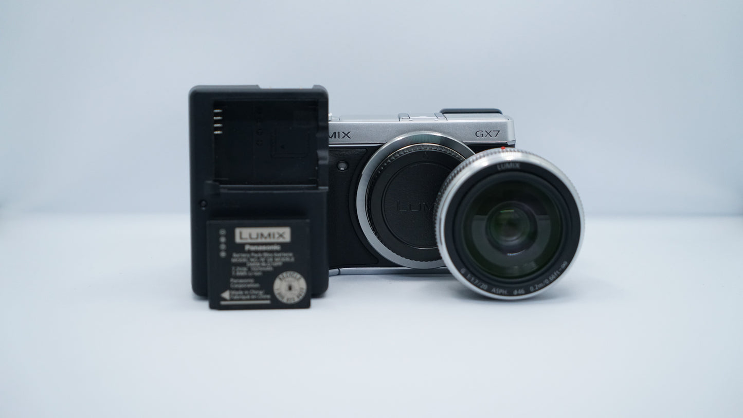 Panasonic Lumix GX7 + Lumix G 20mm f/1.7 ASPH (Silver Edition)