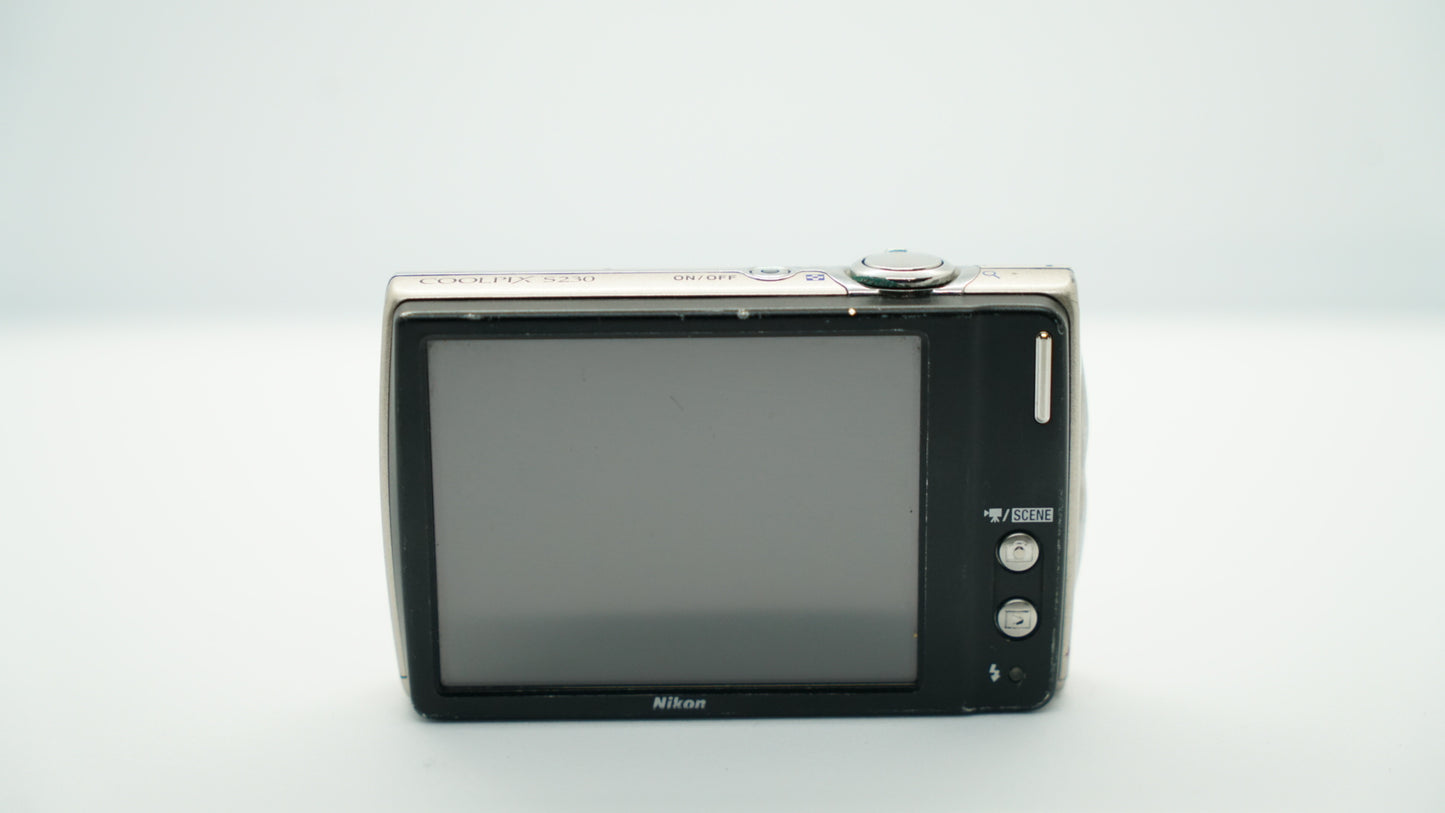Nikon Coolpix S230 (Plateada)