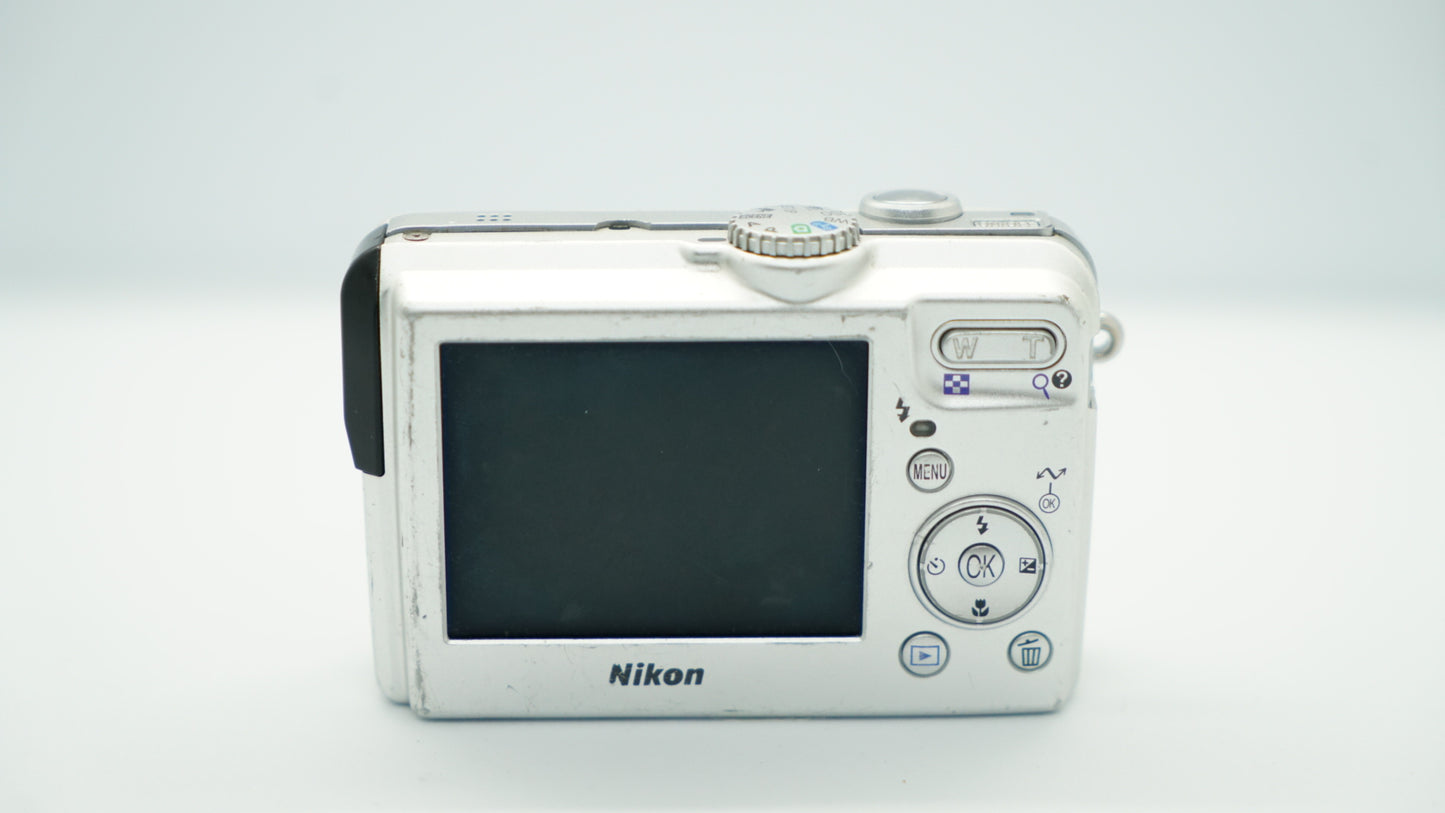 Nikon Coolpix P2 (Plateada)