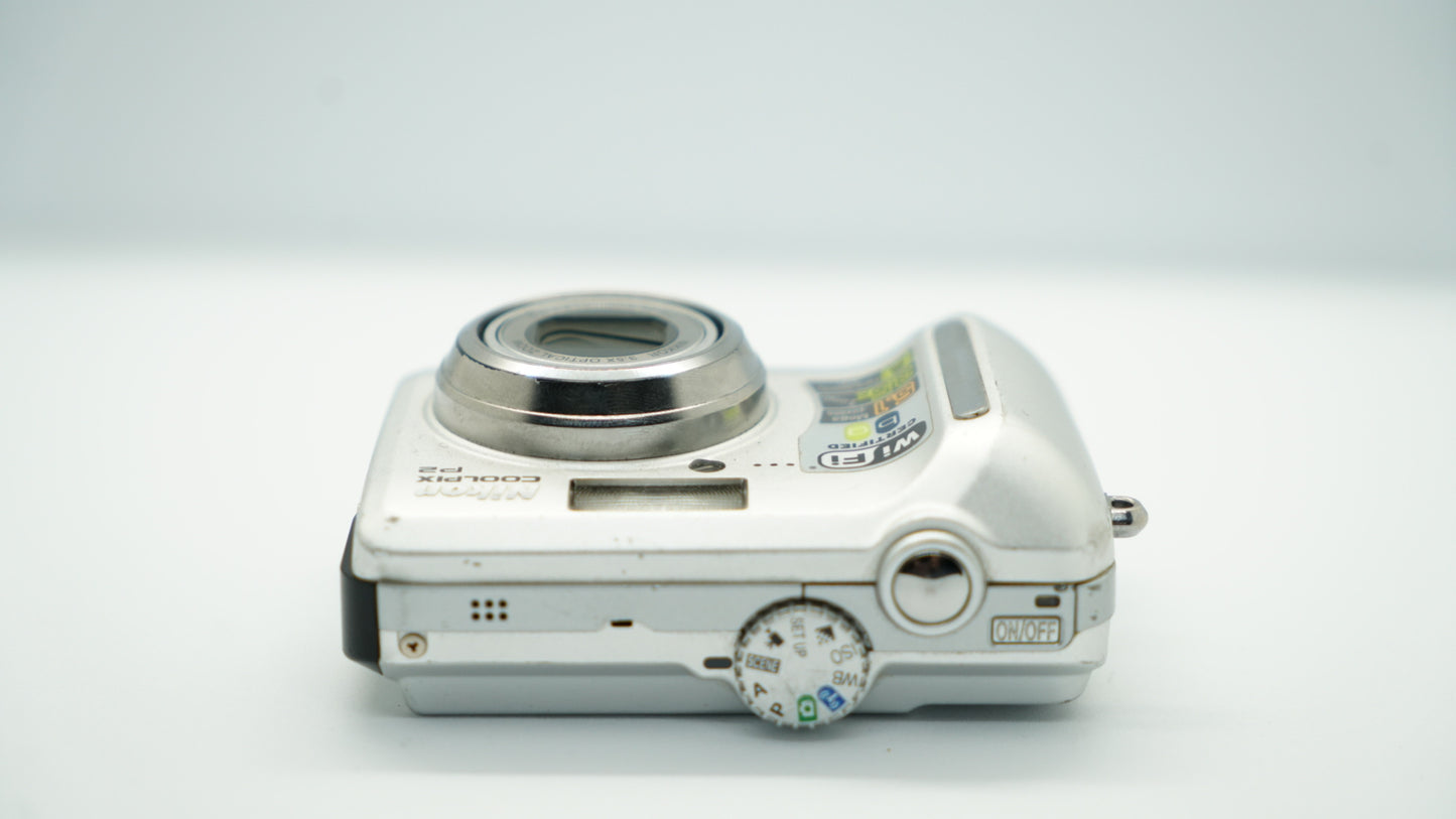 Nikon Coolpix P2 (Plateada)