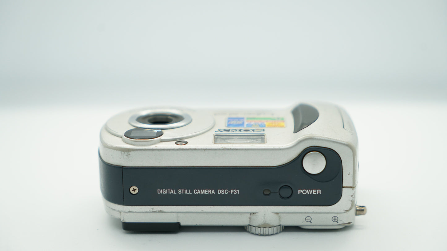 Sony Cyber-shot DSC-P31 (Plateada)