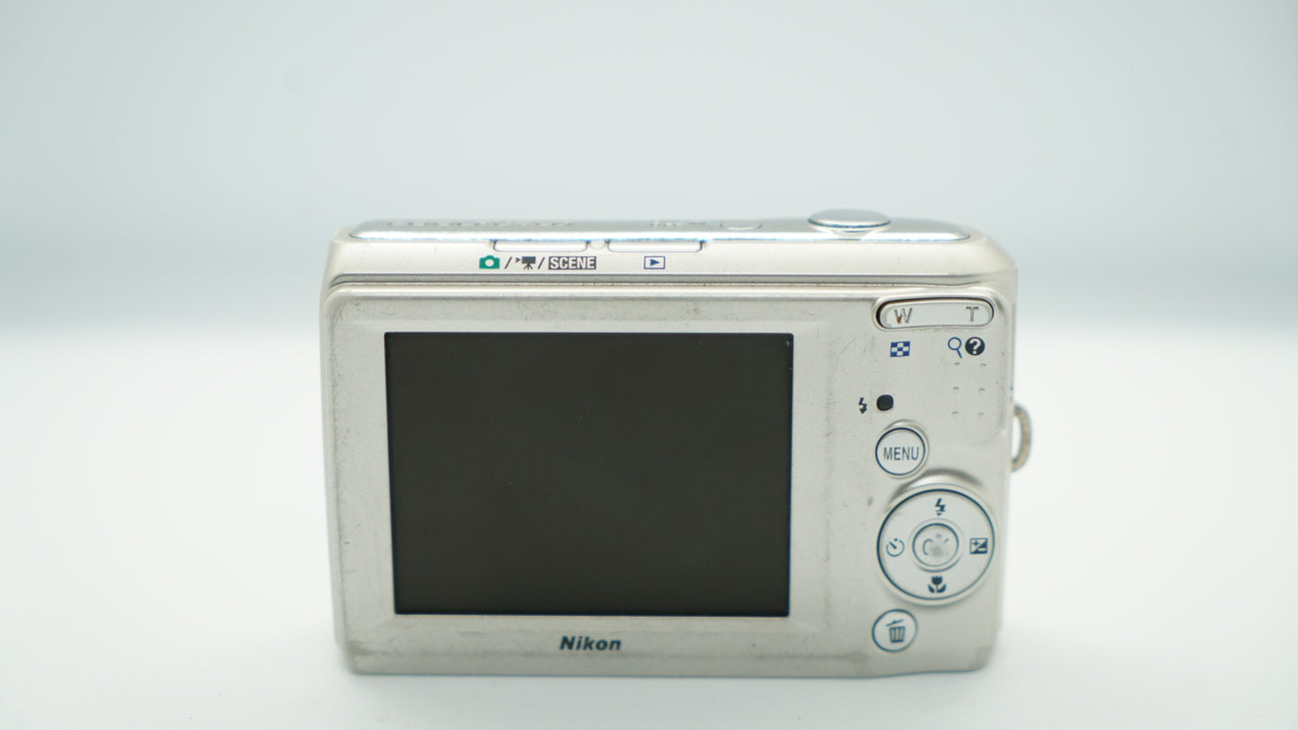 Nikon Coolpix L19 (Plateada)