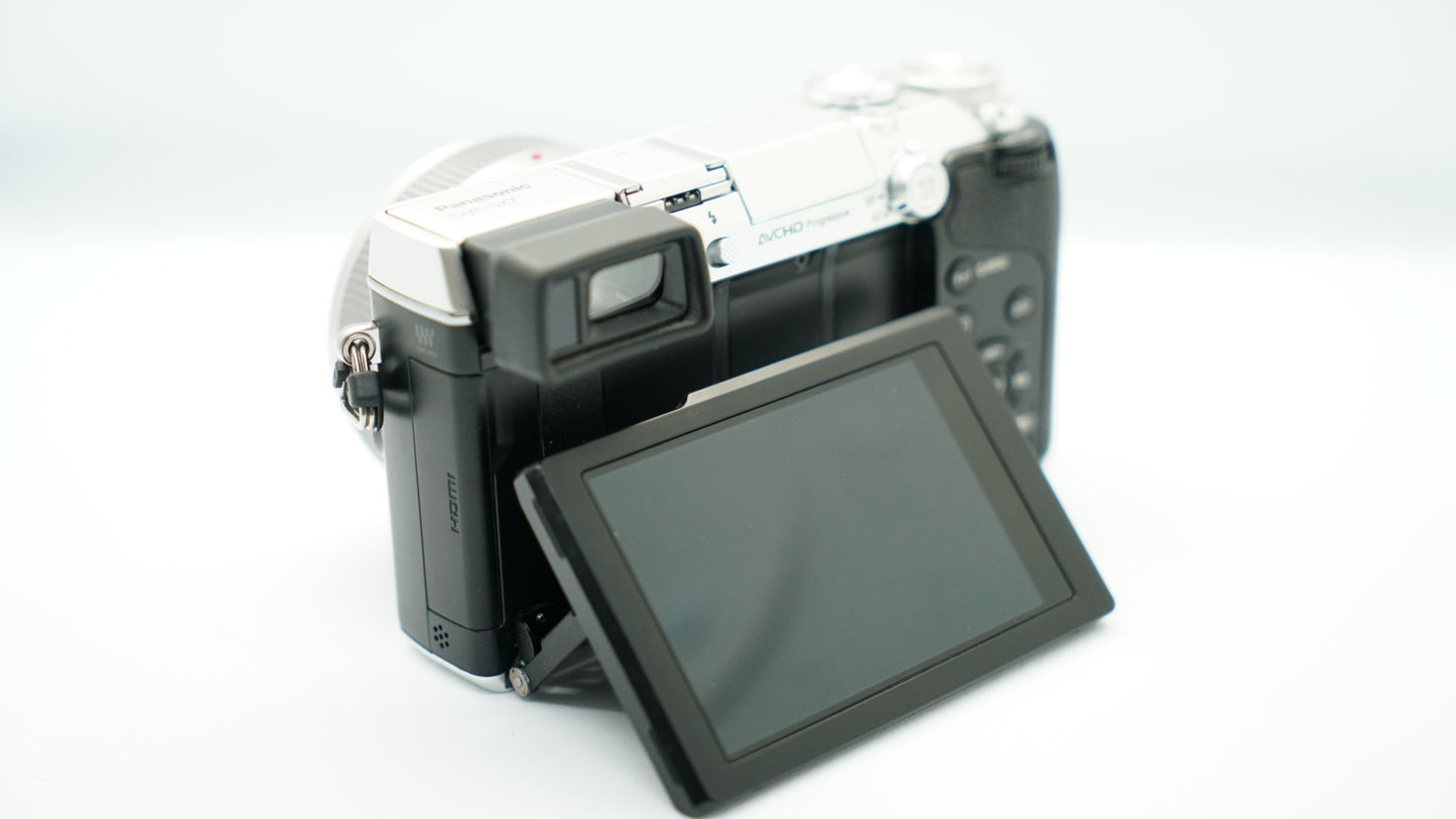 Panasonic Lumix GX7 + Lumix G 20mm f/1.7 (Silver Edition)