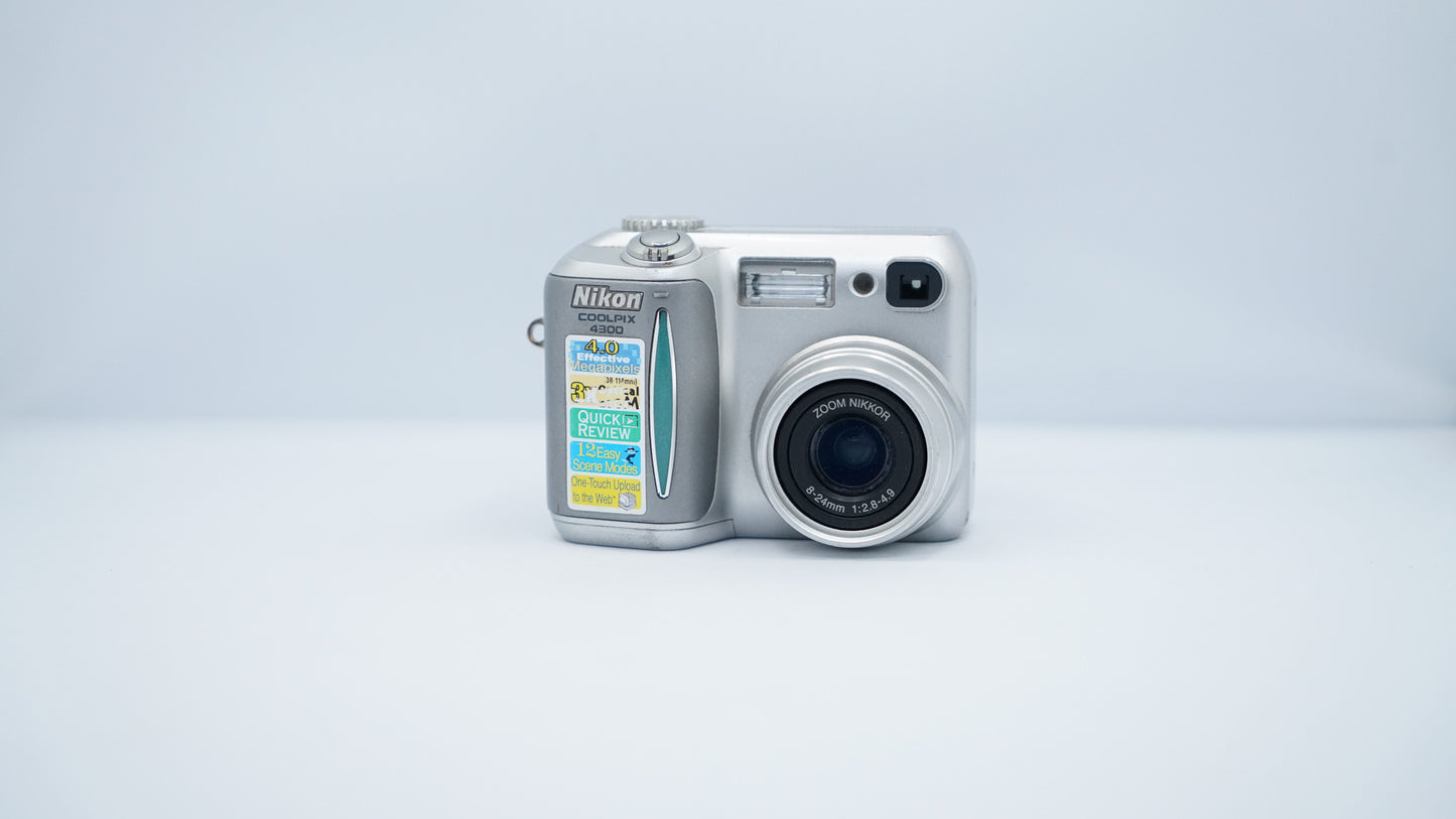Nikon Coolpix 4300 (Plateada)
