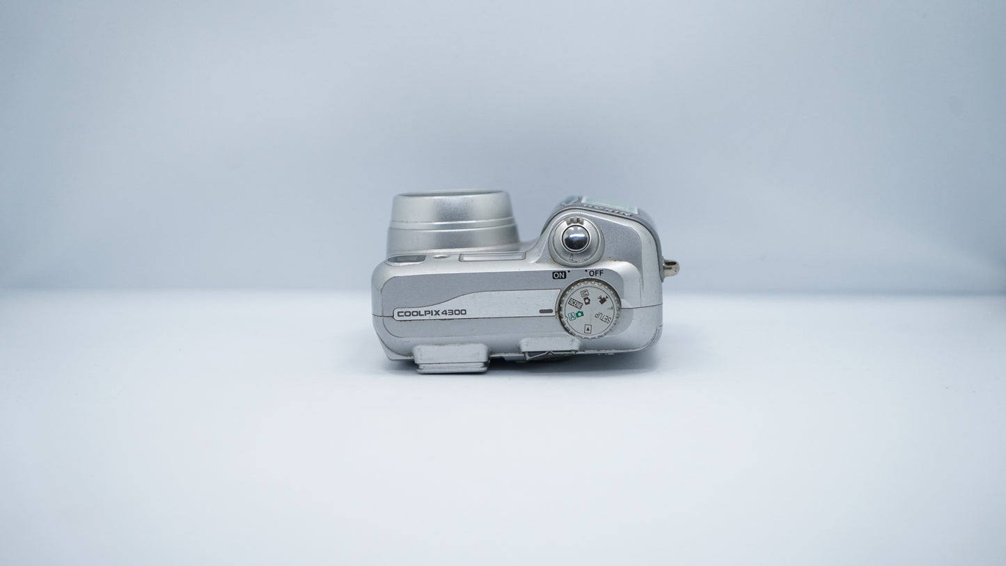 Nikon Coolpix 4300 (Plateada)