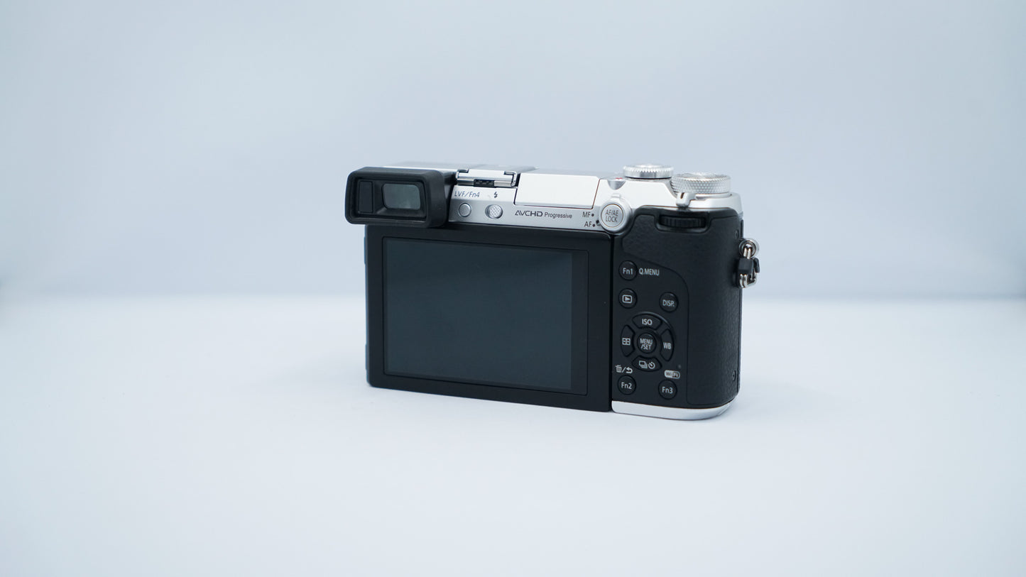 Panasonic Lumix GX7 + Lumix G 20mm f/1.7 ASPH (Silver Edition)