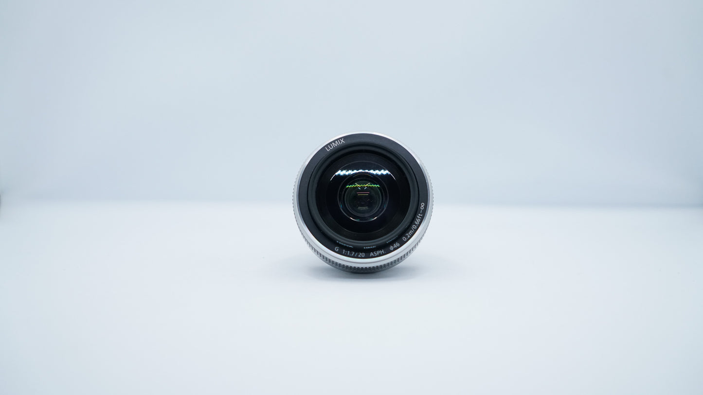 Panasonic Lumix GX7 + Lumix G 20mm f/1.7 ASPH (Silver Edition)